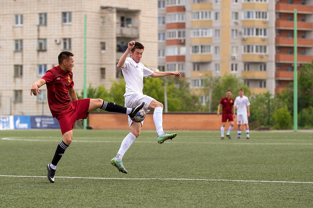 В борьбе за мяч - Александр Гриднев