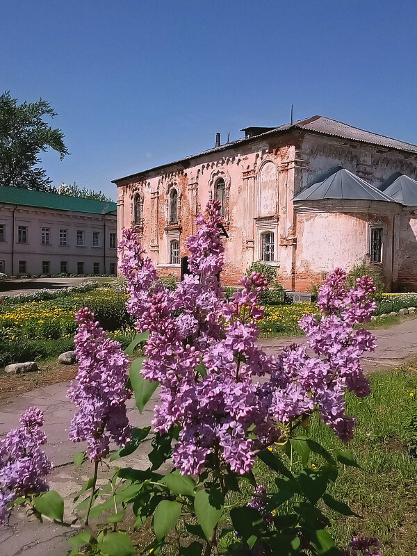 На территории женского монастыря - Сергей Кочнев