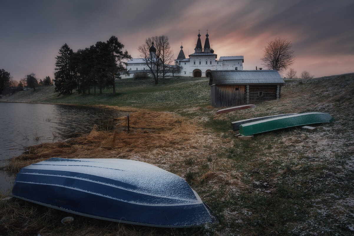 Майским снегом припорошенный, монастырь стоит на берегу... - Дмитрий Шишкин