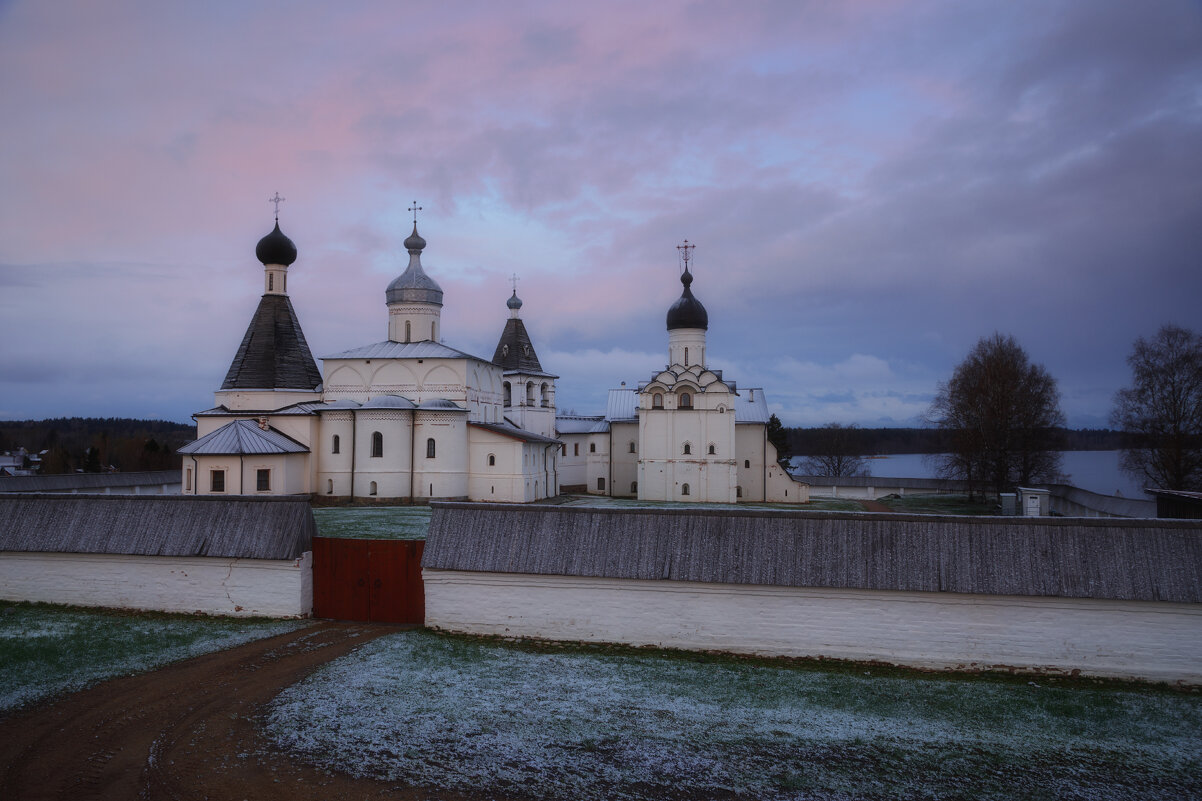 Майским снегом припорошеннный, монастырь стоит на берегу... 2 - Дмитрий Шишкин