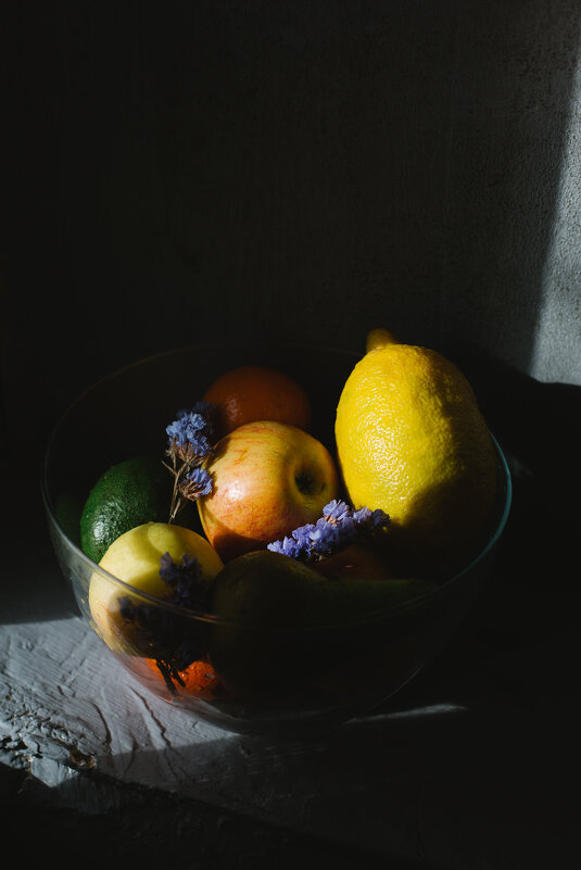 Тарелка фруктов и цветов - Анна Малышева