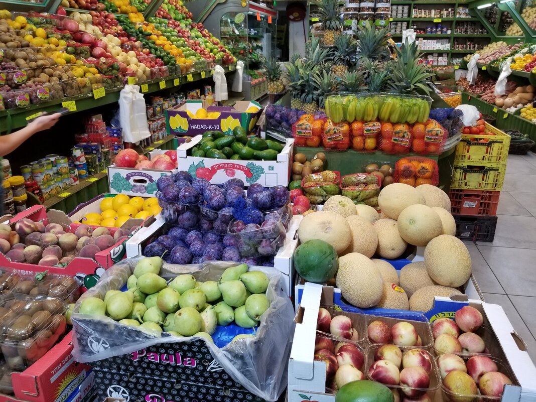 В маленьком овощном магазине всё можно купить.. - Светлана Хращевская