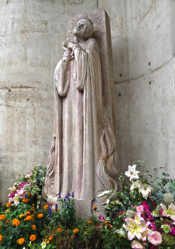 Памятник на месте казни Жанны д’Арк в Руане. - ИРЭН@ .