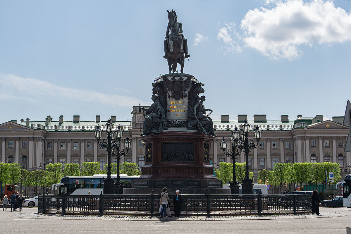 На площади - Ирина Соловьёва