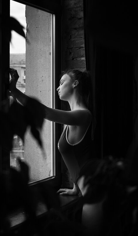 Девушка у окна - Nina Aleksandrova