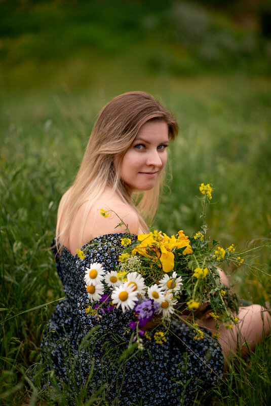 Девушка с букетом полевых цветов. - Юлия Кравченко