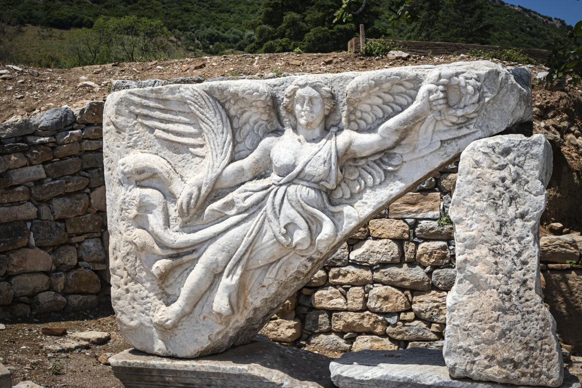 Барельеф богини Ники в Эфесе... - Владимир Новиков