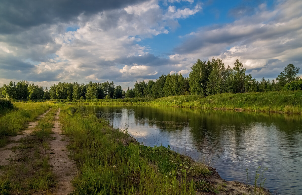Озеро, дорога, облака и ....... - Андрей Дворников