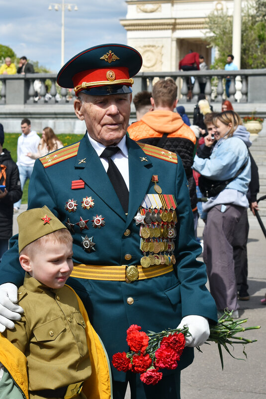 Москва. Парк Горького. Ветеран Великой Отечественной войны с молодым поколением. - Наташа *****