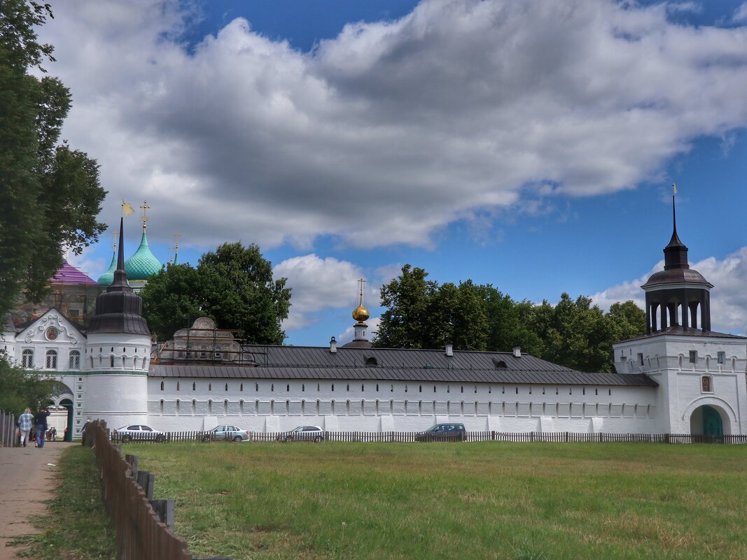 Церковь Ильи пророка и Толгский монастырь