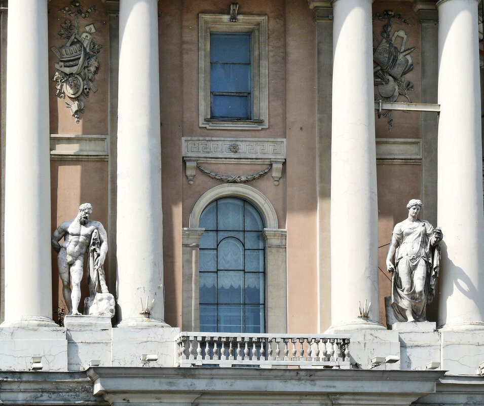 Скульптуры на фасаде Академии Художеств - Стальбаум Юрий 