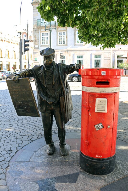 Скульптура газетчика у почтового ящика - Ольга 
