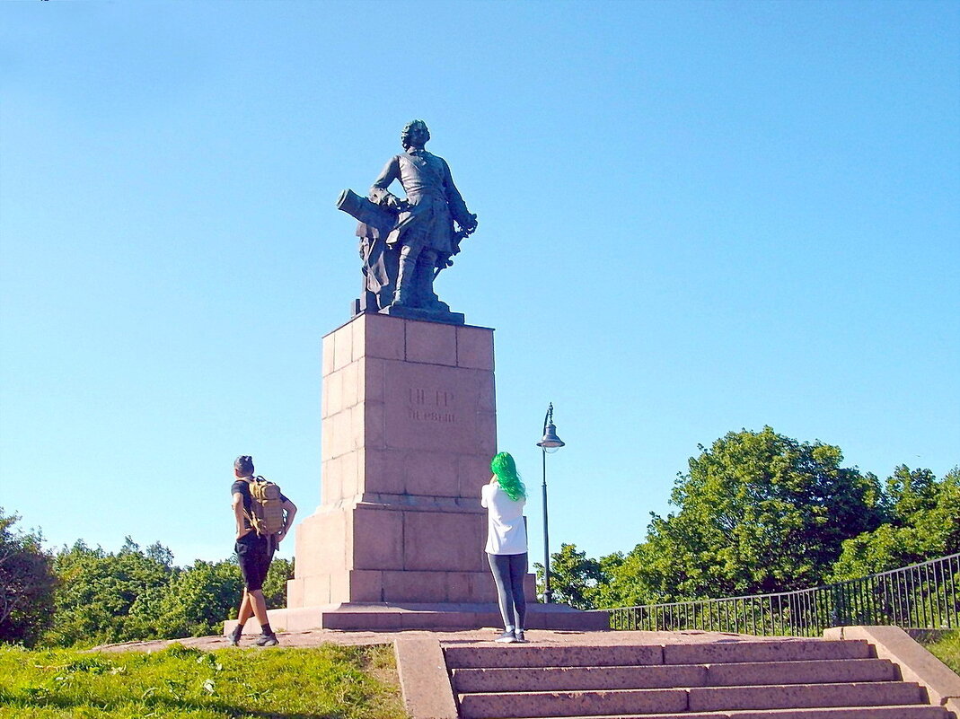 Девушка с зелёными волосами у памятника Петру Первому. - Лия ☼