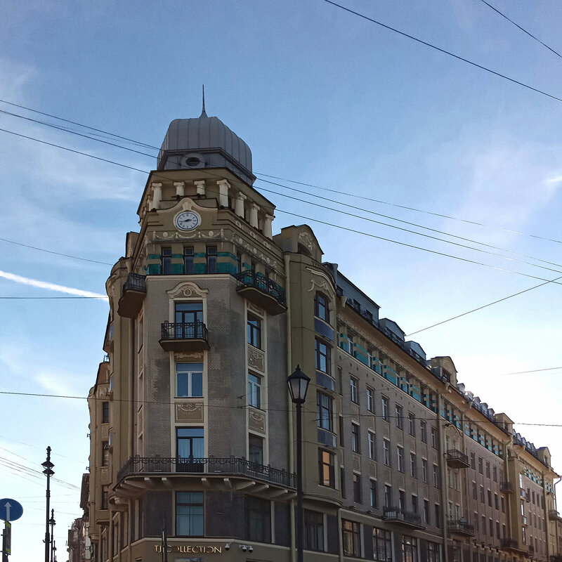 Угловой  дом,  выходящий  на  Московский  пр. и  Сенную пл,  с   переулком  Бринько - Фотогруппа Весна