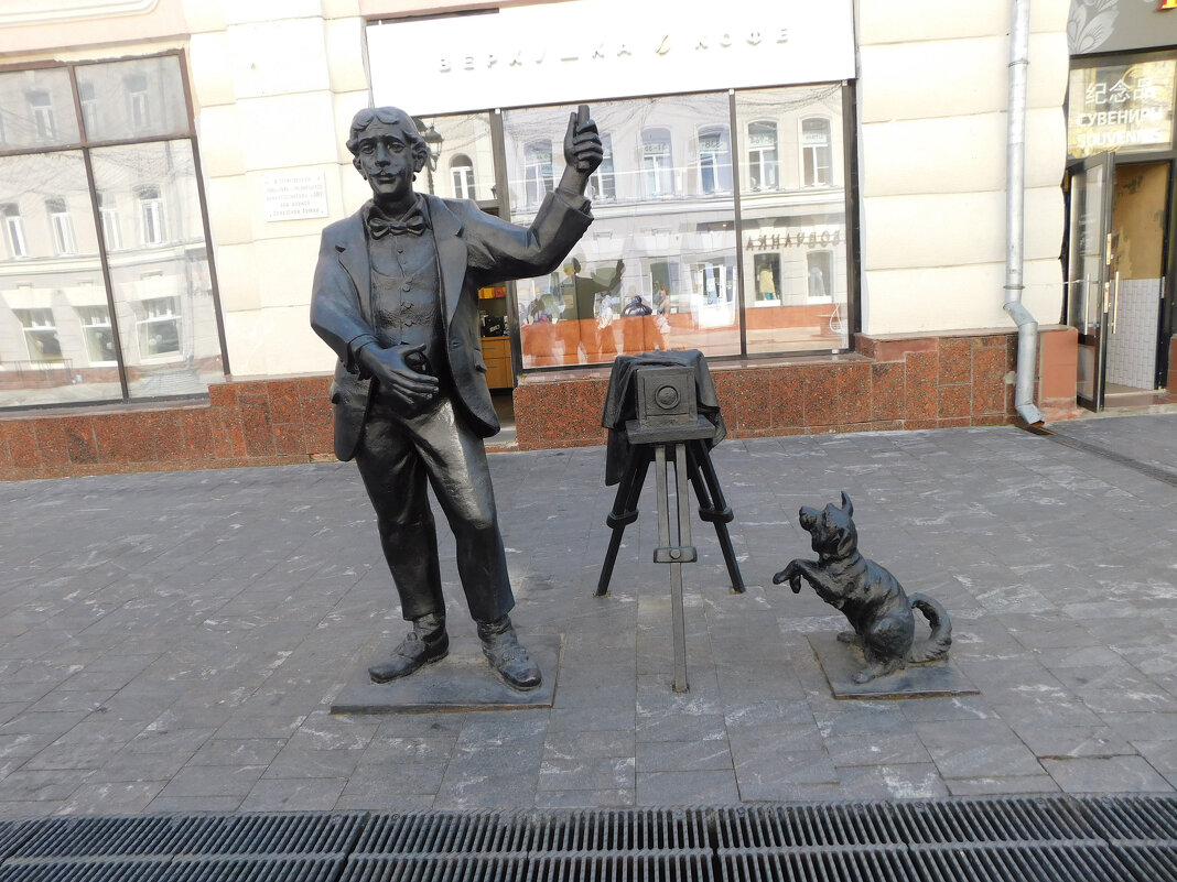 Памятник фотографу в Нижнем Новгороде на Покровке - Наиля 