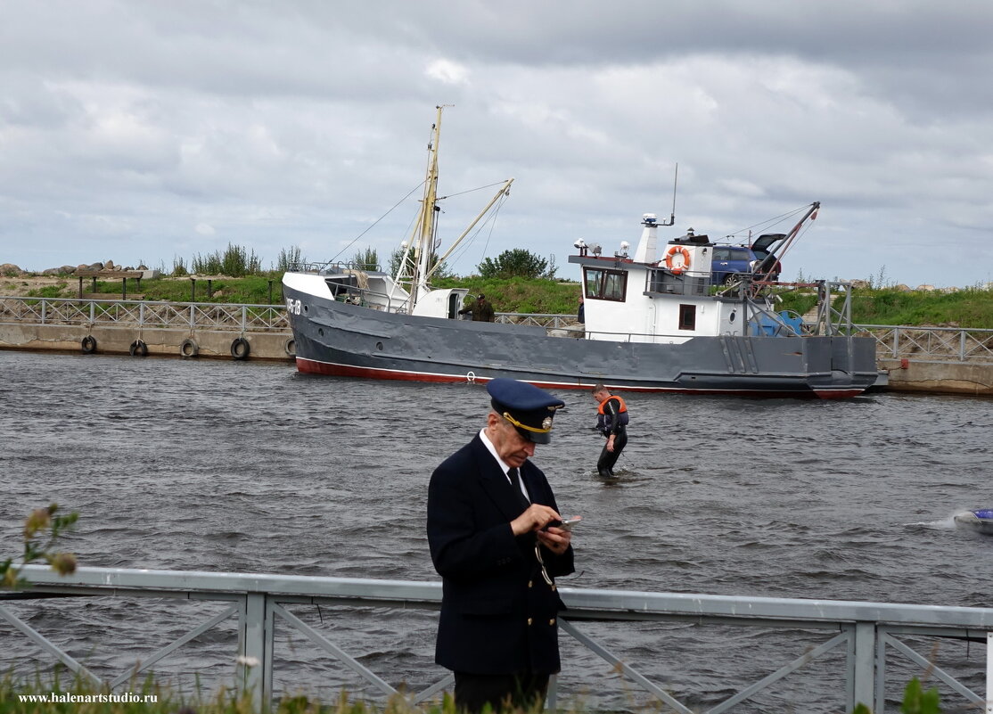 А на заднем плане  кт0-то скромно ходит по воде..) И никакого секрета тут нет!) - Игорь Корф