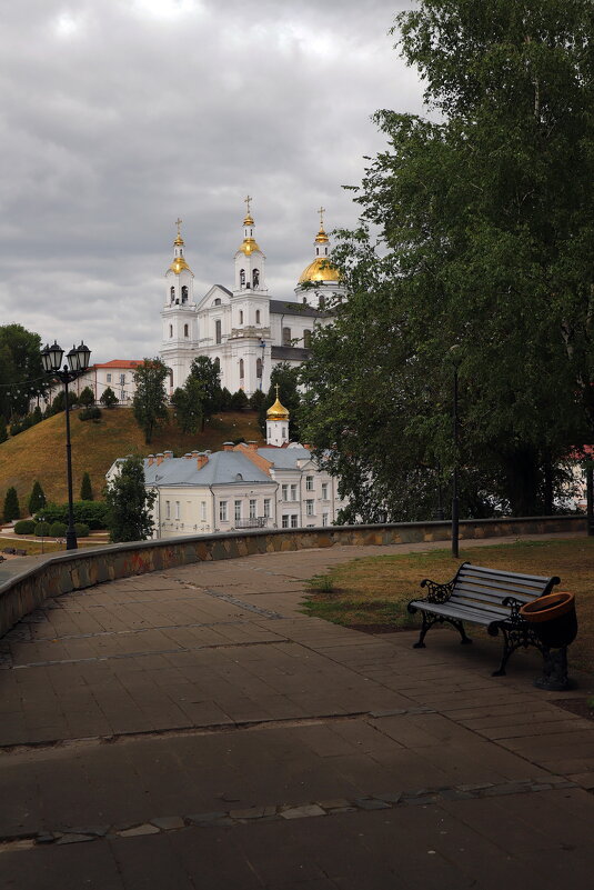 В монастырском парке, вечер - M Marikfoto