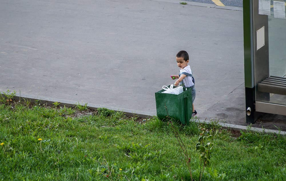 Приучить с детства выбрасывать мусор в урну - Валерий Иванович