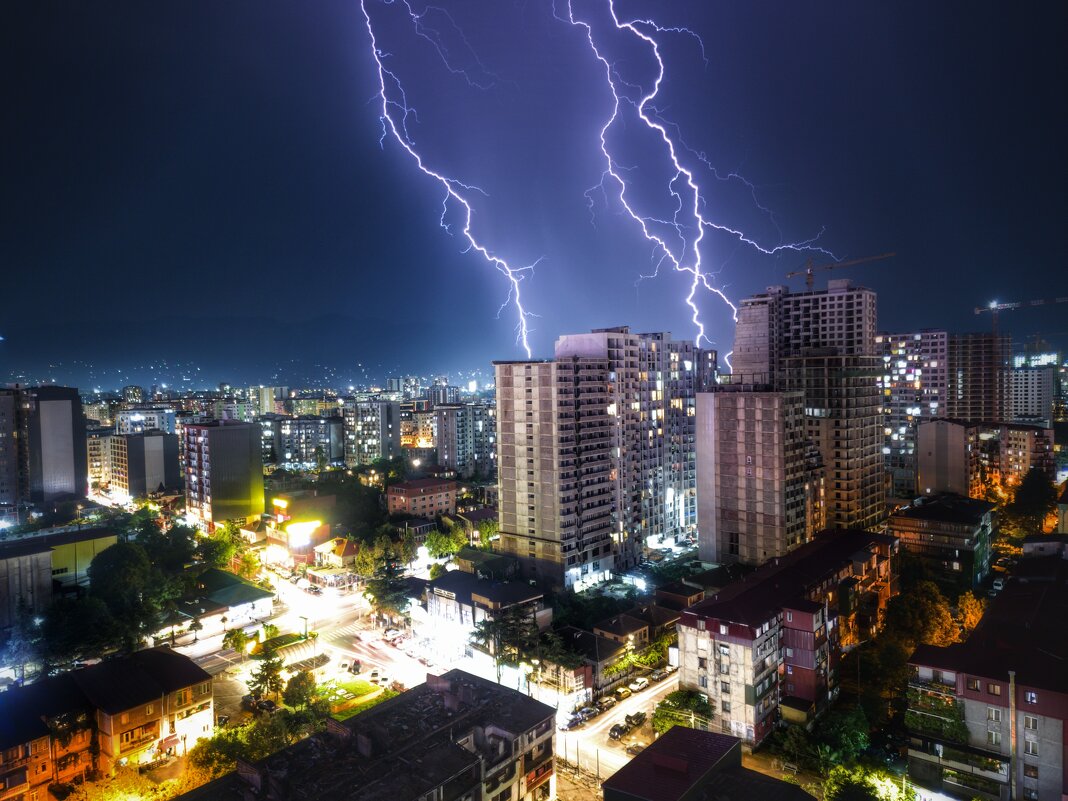 lightning over the city - on4side live | travel | explore