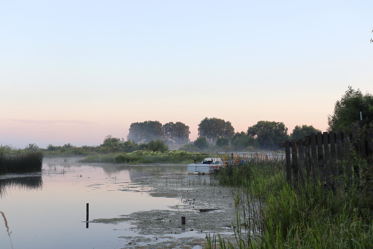 Река Теза. Утренний пейзаж с лодкой. - Сергей Пиголкин