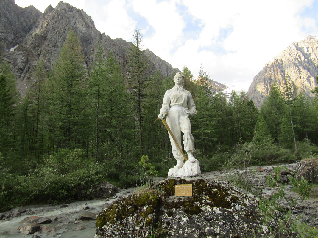 Памятник Галине Афанасьевой  и всем в горах погибшим альпинистам - Galaelina ***