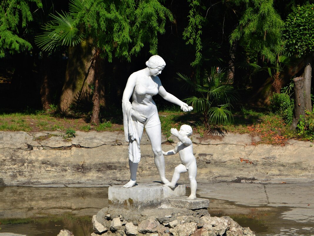Гагра. Скульптура "Купающаяся женщина с ребёнком". - Пётр Чернега