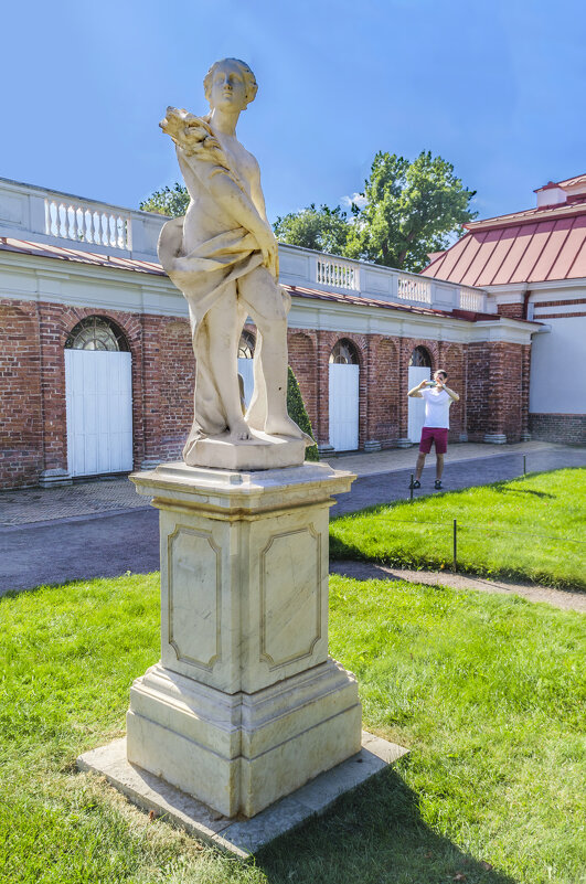 Мраморная скульптура на морском променаде дворца Монплезир - Стальбаум Юрий 