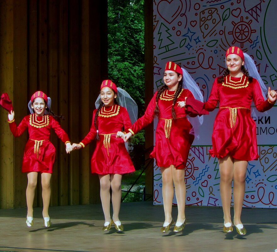 ...  армянский танец  на сцене городского парка.. - galalog galalog