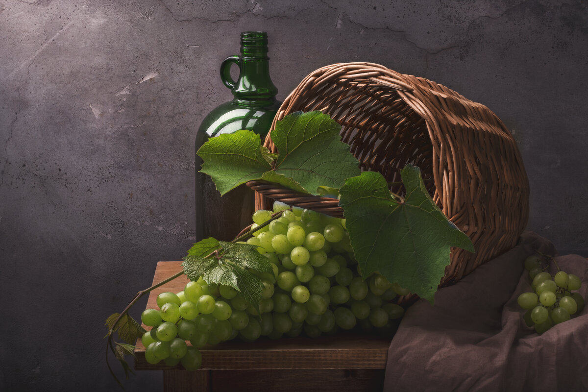 Натюрморт с виноградом - Максим Вышарь