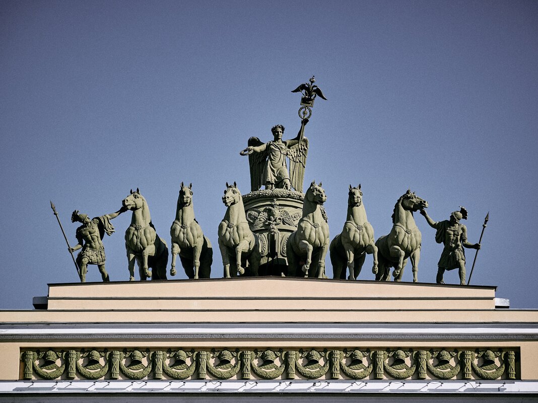 «Колесница славы» над Триумфальной аркой Главного штаба в СПб - Павел Котов