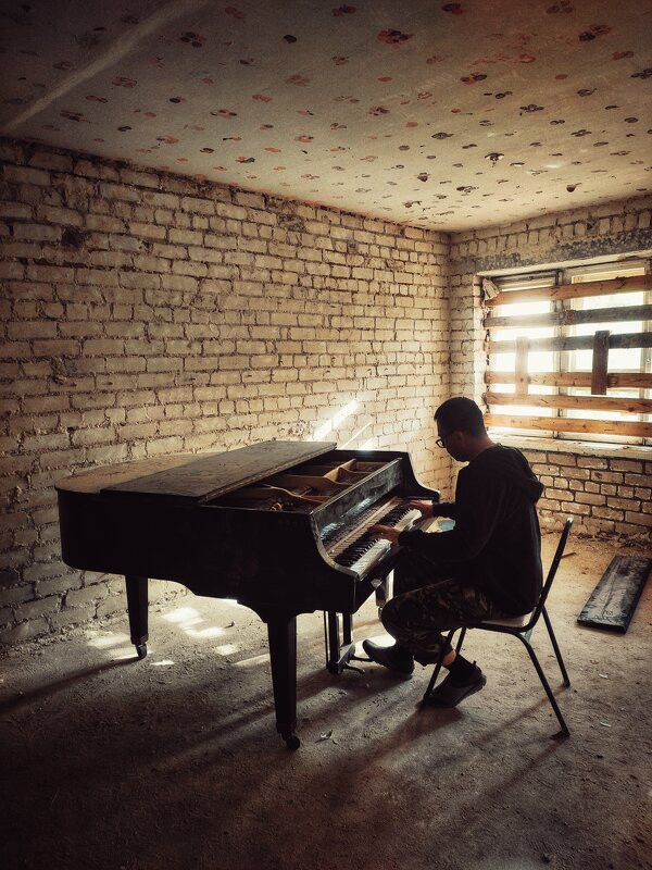 В пустых коридорах гуляет музыка - Алексей 