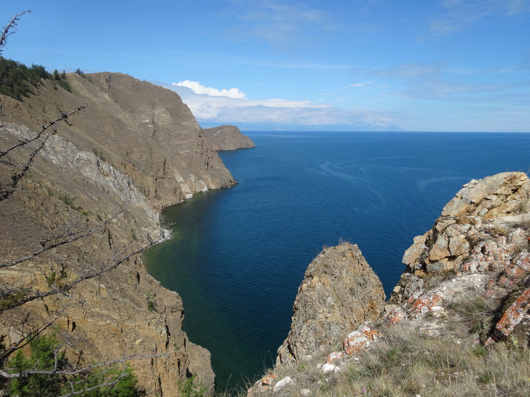 Байкал. Скалистый берег острова Ольхон - Лидия Бусурина