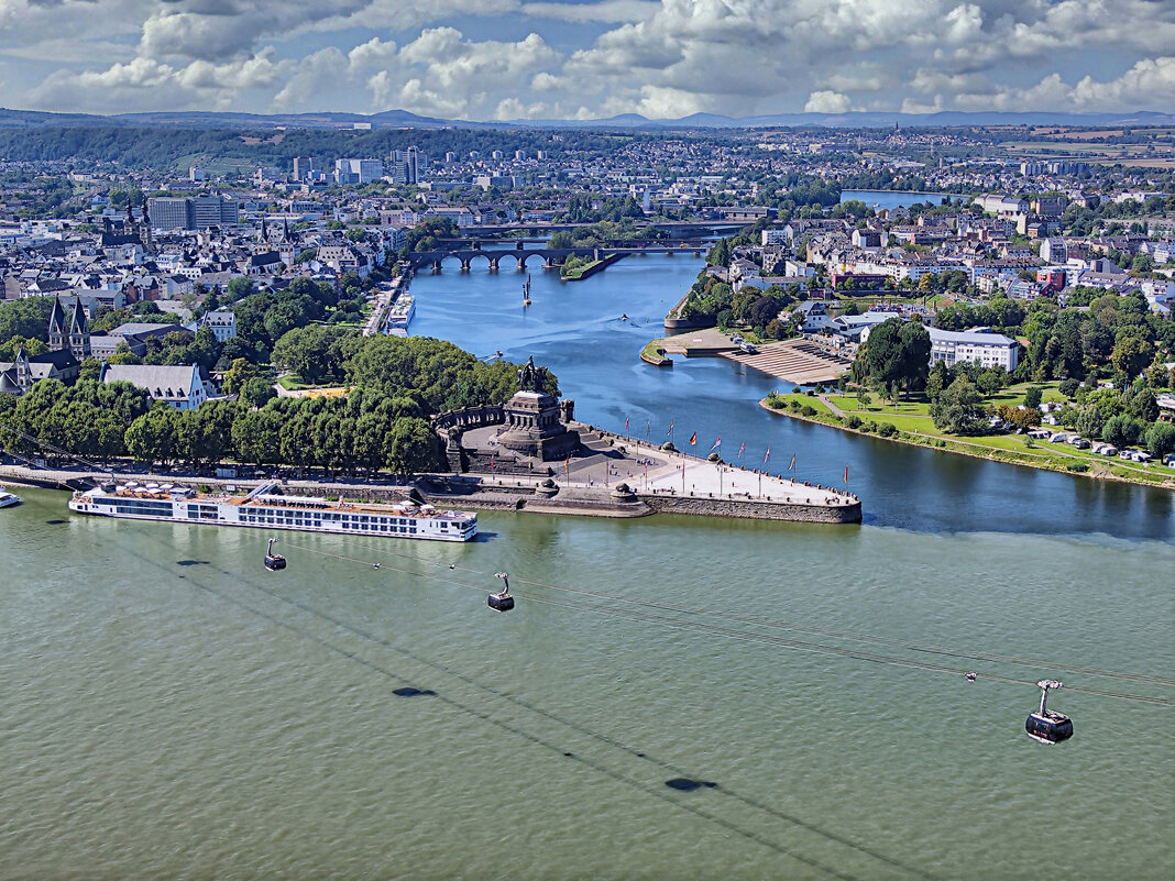 Место слияния рек Мозель и Рейн /по цвету воды видна граница рек. - igor G.