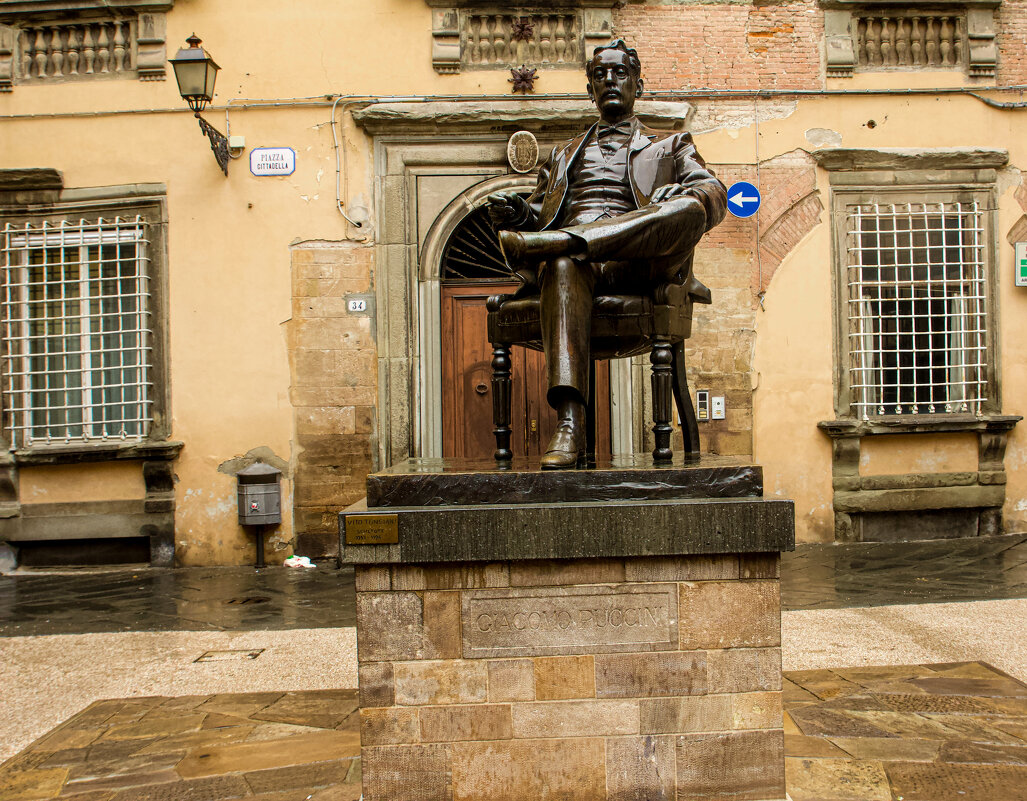 Памятник Пуччини в Тоскана. - Lucy Schneider 