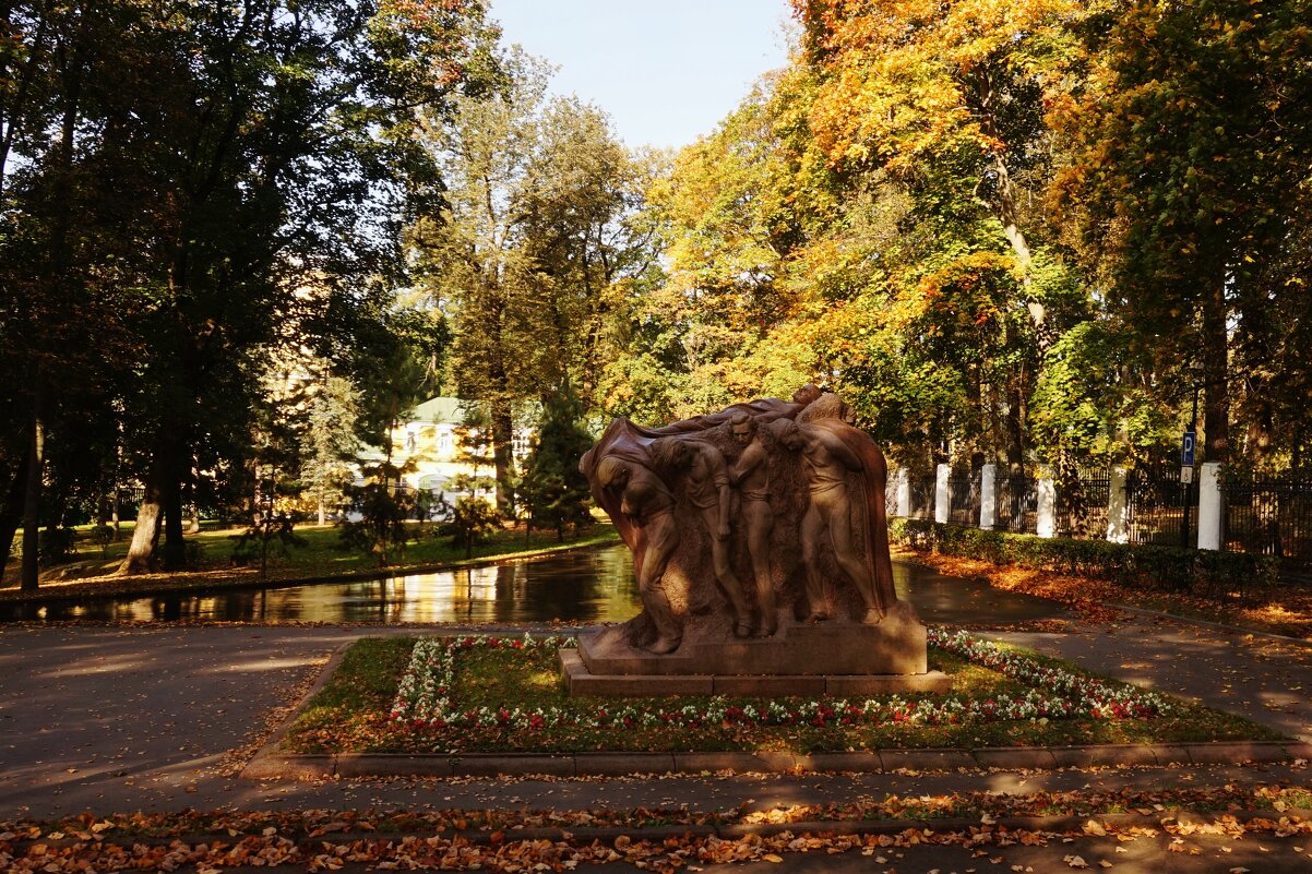 Скульптурная композиция в Горках ленинских - Nataly St. 