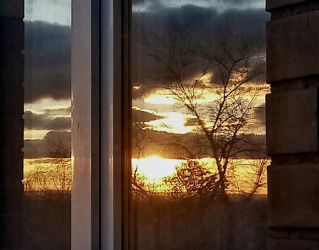 Отражение заката в окне - Мария Васильева