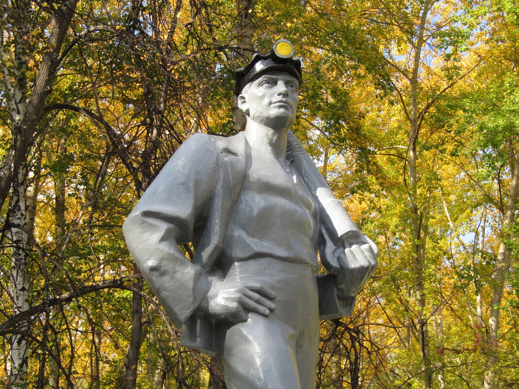 Статуя шахтёра в Дегтярске. - Иван Обожин