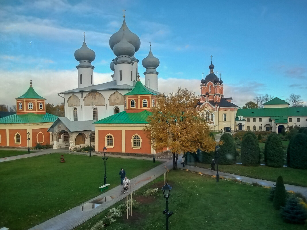 Осенний монастырь - Сергей Кочнев