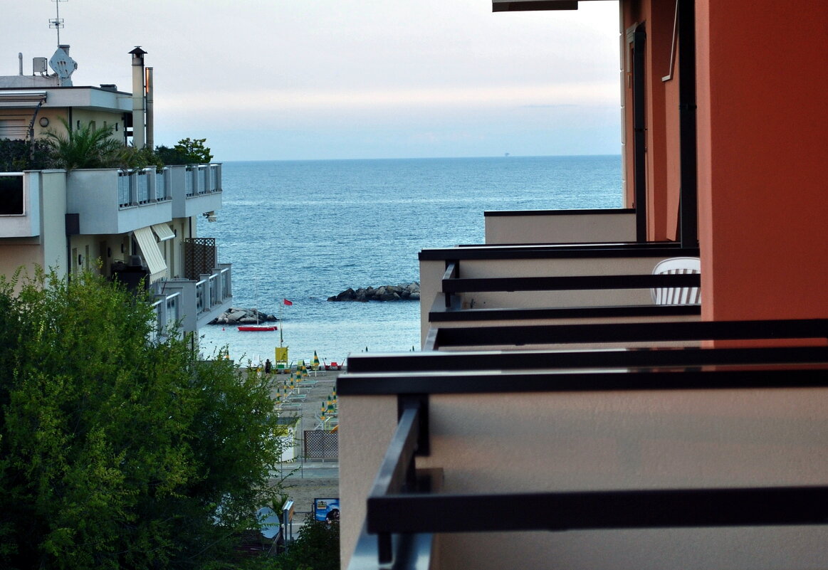 Римини. Вид с балкона отеля на Адриатическое море. - Ольга Довженко