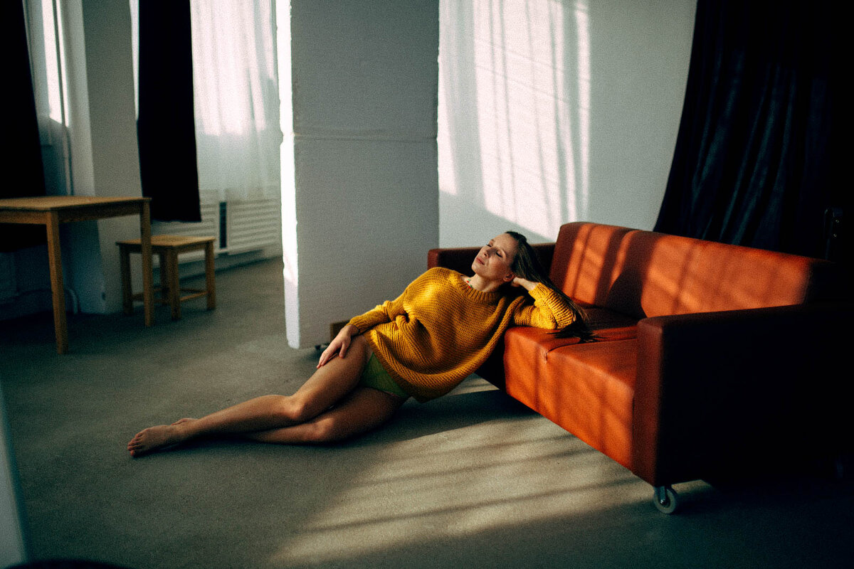 Девушка в нижнем белье и кофте в солнечной фотостудии в Уфе - Lenar Abdrakhmanov