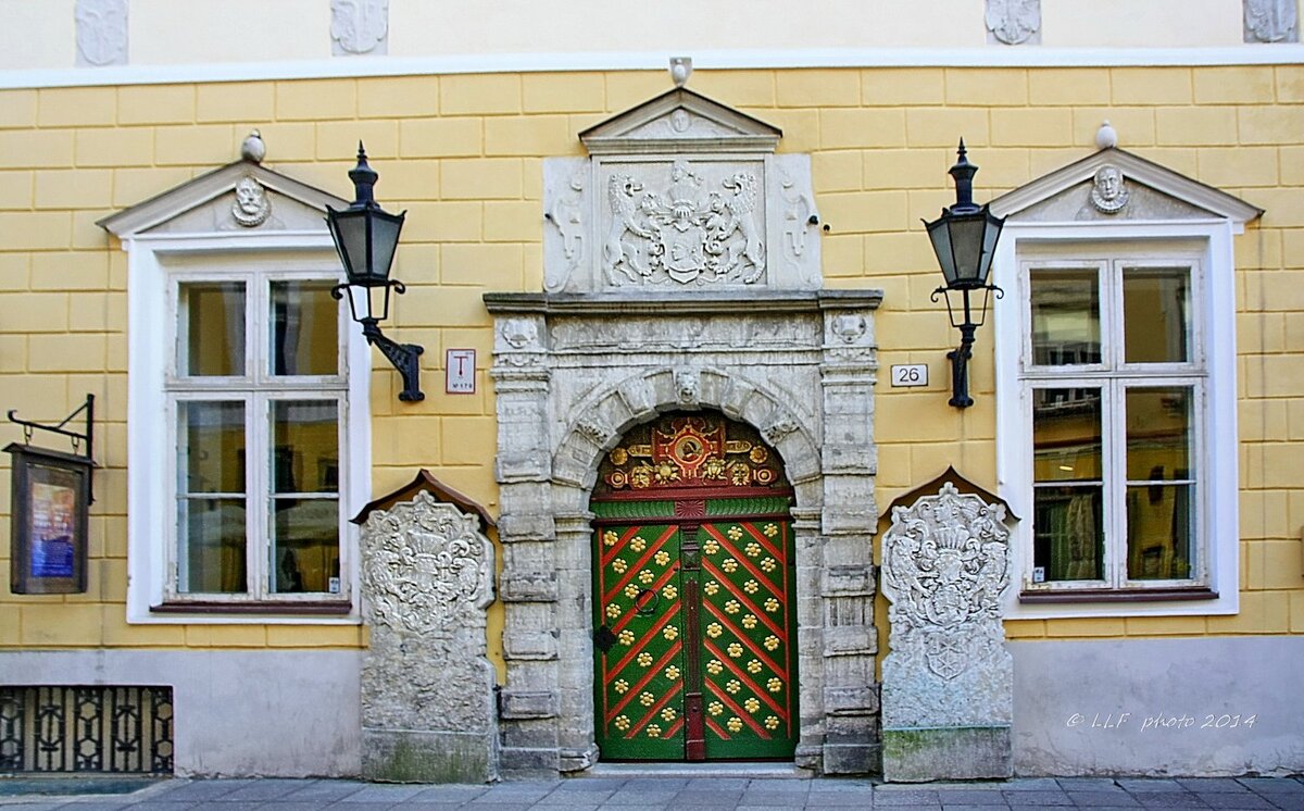 Портал и дверь Дома Черноголовых в Таллине - Liudmila LLF