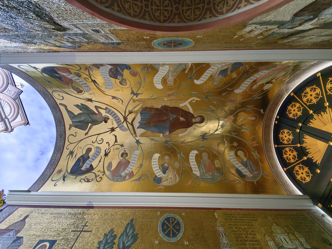Внутри подворотни, что при входе в монастырь царит благолепие и красота - Стальбаум Юрий 