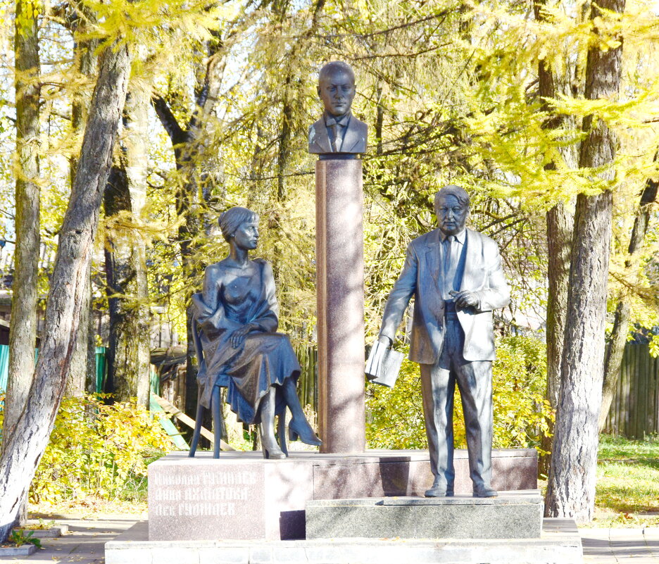 Тверская область, Бежецк. Памятник Анне Ахматовой, Николаю и Льву Гумилеву. - Galina Leskova