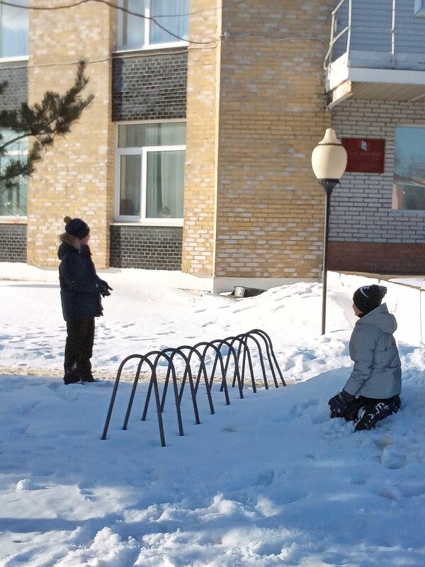 Дети  игрaют нa  снегу - Фотогруппа Весна