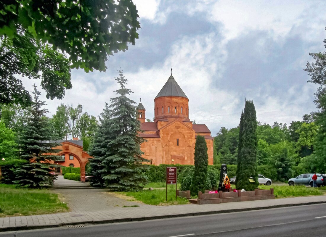 Братская могила и армянский храм - Сергей Карачин