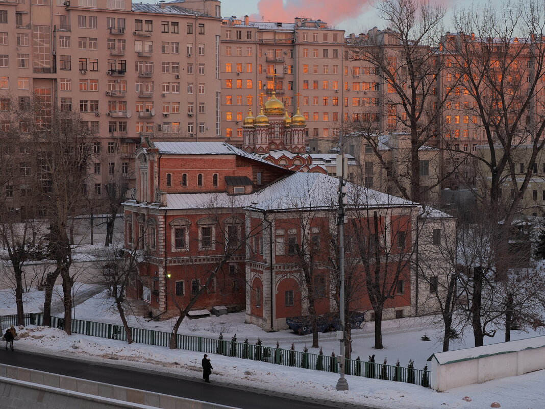 Яркий закат добавил нереальных красок на Берсеневской набережной. - Евгений Седов
