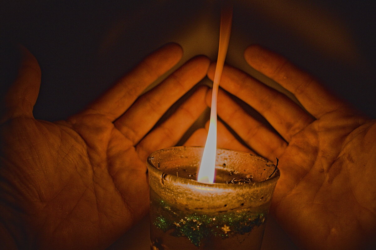 Руки и свеча - Giant Tao /