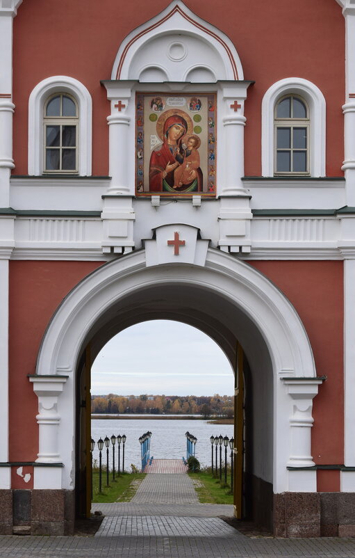 Новгородская  область. За вратами  монастыря  - святое  озеро  Валдай... - Galina Leskova