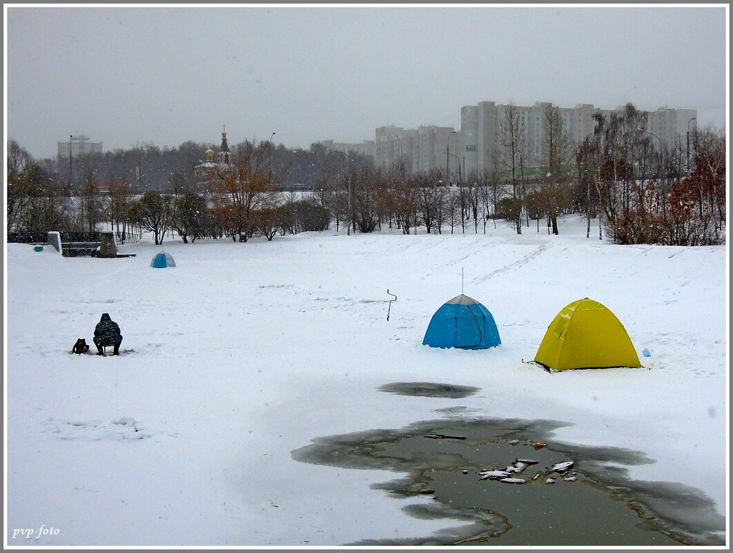 Зимняя рыбалка в городе. - Владимир Попов