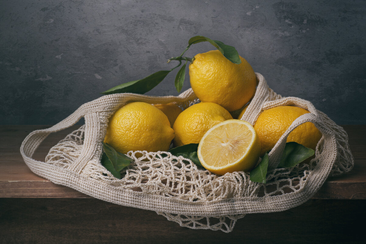 Натюрморт с лимонами - Максим Вышарь